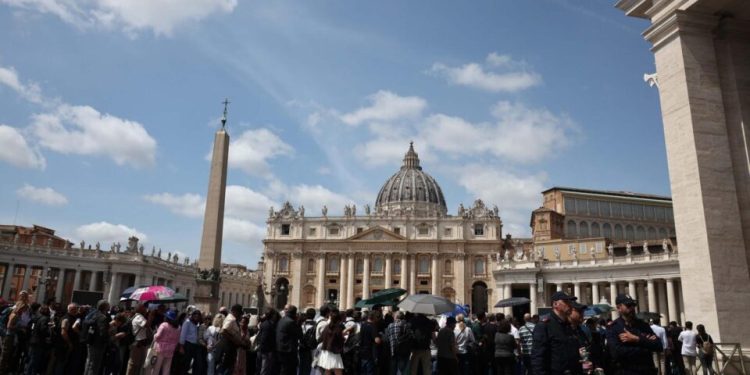 vaticano-cogita-estender-despedida-do-papa-devido-ao-alto-numero-de-fieis