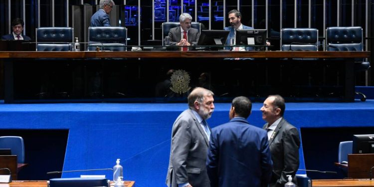 apos-emendar-feriadao,-senado-faz-so-24-minutos-de-sessao-em-dois-dias