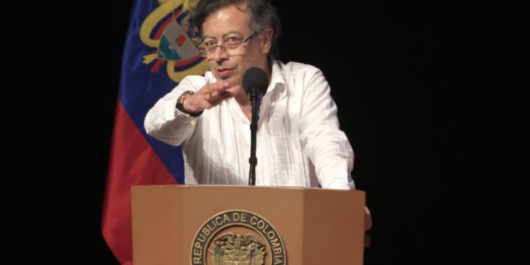 ex-chanceler-da-colombia-acusa-petro-de-ser-usuario-de-drogas
