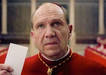 ‘conclave’-volta-aos-cinemas-em-meio-a-comparacoes-com-o-mundo-real