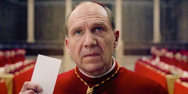 ‘conclave’-volta-aos-cinemas-em-meio-a-comparacoes-com-o-mundo-real