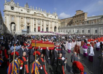 cerca-de-150-mil-pessoas-ja-passaram-pela-basilica-de-sao-pedro-para-se-despedir-do-papa
