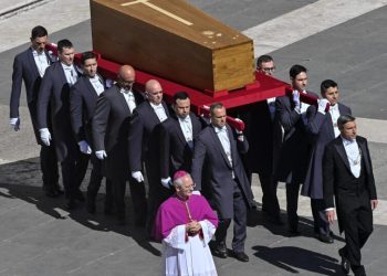 “rogito-do-papa”:-o-que-diz-o-texto-colocado-dentro-do-caixao-de-francisco