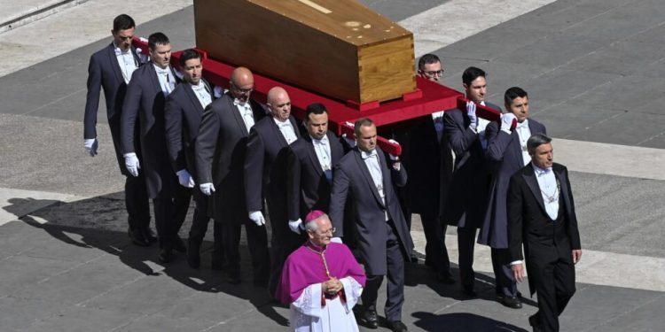 “rogito-do-papa”:-o-que-diz-o-texto-colocado-dentro-do-caixao-de-francisco
