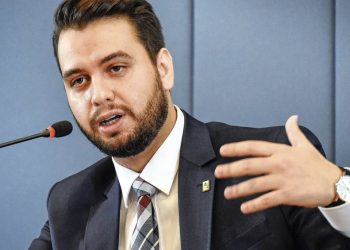 na-contramao-de-filipe-martins,-advogados-nao-querem-guerra-contra-a-tornozeleira