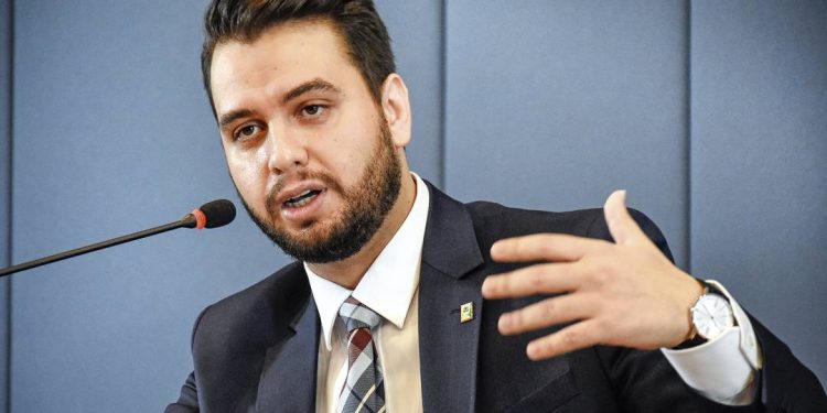 na-contramao-de-filipe-martins,-advogados-nao-querem-guerra-contra-a-tornozeleira