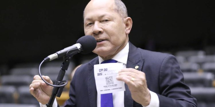 deputado-do-pl-formaliza-pedido-de-cpi-do-inss-e-manda-recado-a-hugo-motta