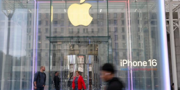 apple-diz-que-tarifas-de-trump-lhe-custarao-us$-900-milhoes-no-proximo-trimestre