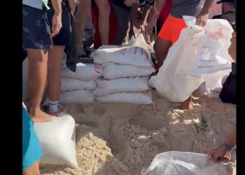 fas-de-lady-gaga-constroem-muro-com-sacos-de-areia-pra-poder-enxergar