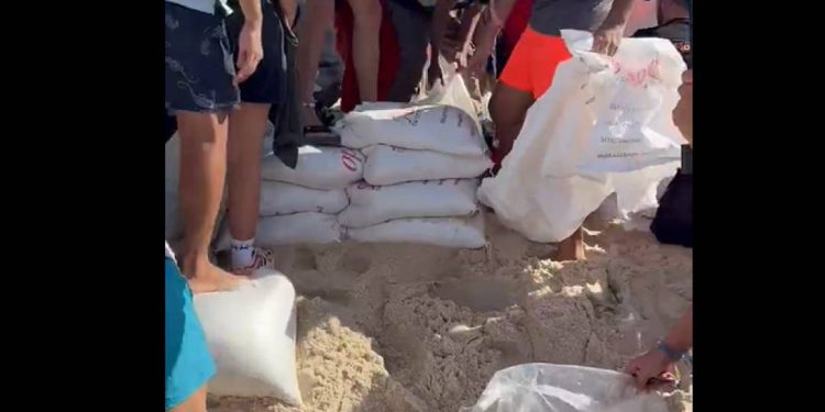 fas-de-lady-gaga-constroem-muro-com-sacos-de-areia-pra-poder-enxergar