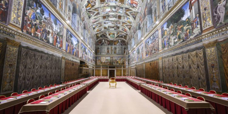 “extra-omnes”:-cardeais-se-trancam-na-capela-sistina-para-eleger-novo-papa