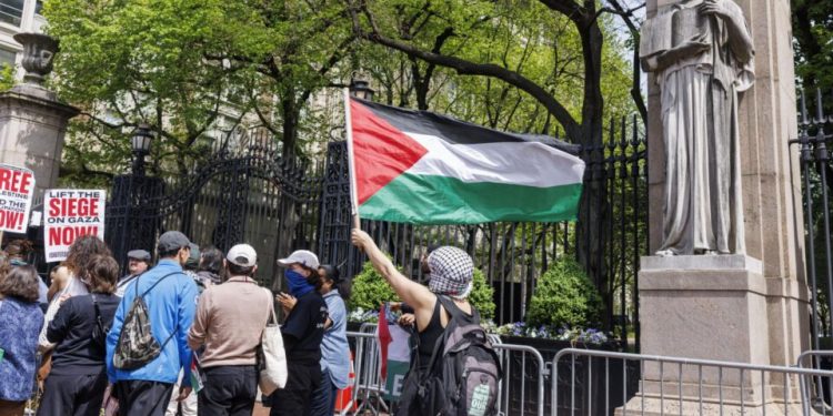 manifestantes-anti-israel-invadem-biblioteca-de-universidade-nos-eua-e-expulsam-estudantes