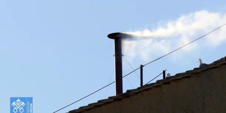 fumaca-branca-anuncia-que-cardeais-elegeram-novo-papa