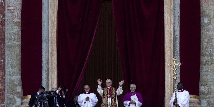 papa-leao-xiv:-o-que-significam-o-brasao-e-o-lema-de-prevost-como-bispo