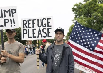 governo-trump-recebe-1o-grupo-de-refugiados-sul-africanos-brancos-nos-eua