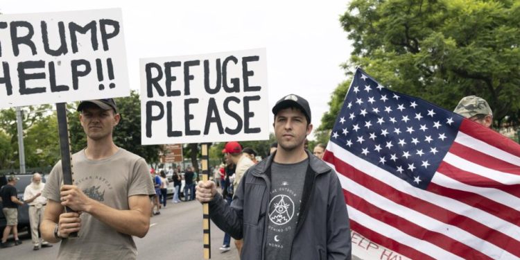 governo-trump-recebe-1o-grupo-de-refugiados-sul-africanos-brancos-nos-eua