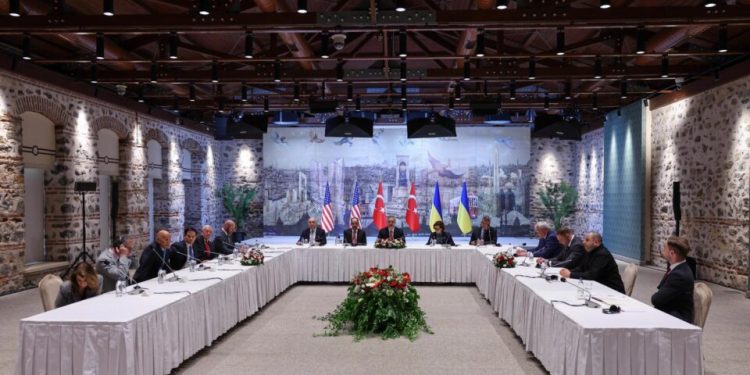 delegacoes-de-russia-e-ucrania-negociam-diretamente-na-turquia-sem-expectativa-de-acordo