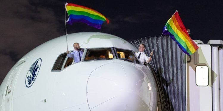 rio-recebe-pela-primeira-vez-‘voo-pride’-da-air-france