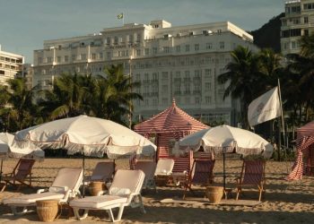trecho-da-praia-de-copacabana-chama-a-atencao-pelo-estilo-nas-areias