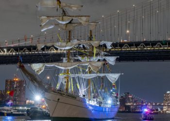 navio-da-marinha-do-mexico-colide-com-ponte-em-nova-york-e-deixa-dois-mortos