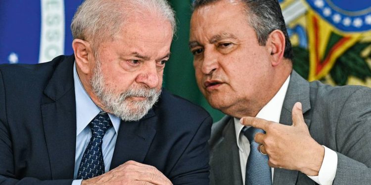 duas-pequenas-vitrines-e-uma-enorme-vidraca-do-pt-na-seguranca