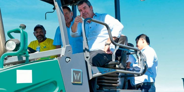 ultimo-dos-tucanos,-eduardo-riedel-e-assediado-por-gigantes-partidarios