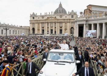 papa-leao-xiv-lembra-francisco-um-mes-apos-morte-em-sua-primeira-audiencia-geral