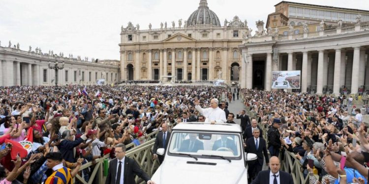 papa-leao-xiv-lembra-francisco-um-mes-apos-morte-em-sua-primeira-audiencia-geral