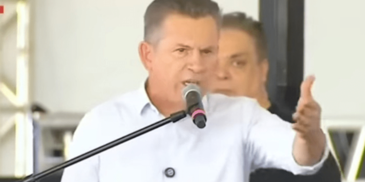 governador-de-mt,-mauro-mendes-e-vaiado-em-evento-de-assentados-com-lula