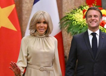 macron-e-primeira-dama-da-franca-sao-flagrados-em-“briga”-durante-viagem-oficial