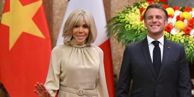 macron-e-primeira-dama-da-franca-sao-flagrados-em-“briga”-durante-viagem-oficial