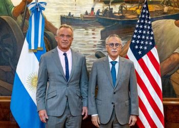 governo-milei-ratifica-decisao-de-deixar-a-oms-em-reuniao-com-rfk-jr.