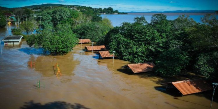 oito-em-cada-10-brasileiros-ja-ajudaram-vitimas-de-desastres,-diz-pesquisa