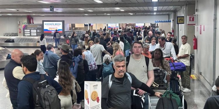 longas-filas-no-galeao:-passageiros-reclamam-de-demora-na-chegada-ao-rio