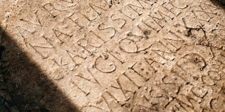 sem-misterio:-o-que-esta-por-tras-das-linguas-mortas?