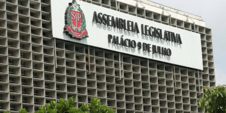 em-3-minutos,-alesp-aprova-reajustes-salariais-e-cria-1.400-cargos-no-tj