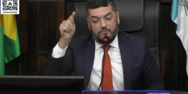 em-meio-a-confusao-na-alerj,-rodrigo-bacellar-dispara:-“nao-me-confunda-com-claudio-castro”