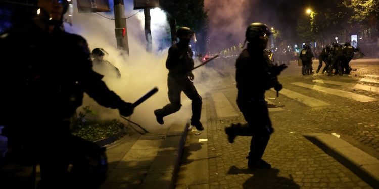 caos-na-franca:-policia-prende-mais-de-100-por-ataques-violentos-apos-titulo-do-psg