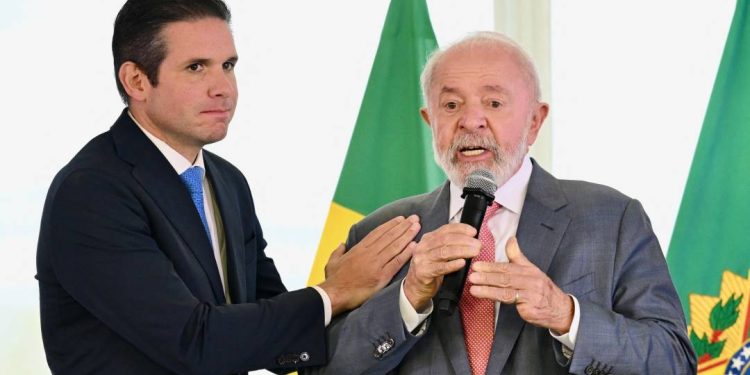 temendo-derrubada-do-iof,-lula-se-derrete-por-hugo-motta