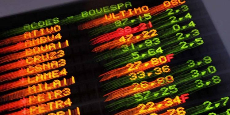 ibovespa-recua,-pressionado-por-crise-politica-e-juros,-e-dolar-opera-estavel