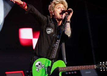 fa-toca-oasis-no-palco-de-show-do-green-day-e-e-expulso-pelo-vocalista