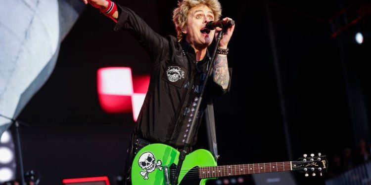 fa-toca-oasis-no-palco-de-show-do-green-day-e-e-expulso-pelo-vocalista