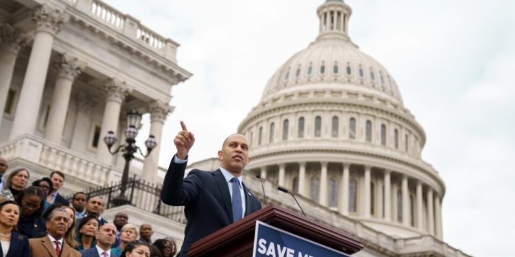 deputado-democrata-paralisa-votacao-do-plano-fiscal-de-trump-com-discurso-recorde