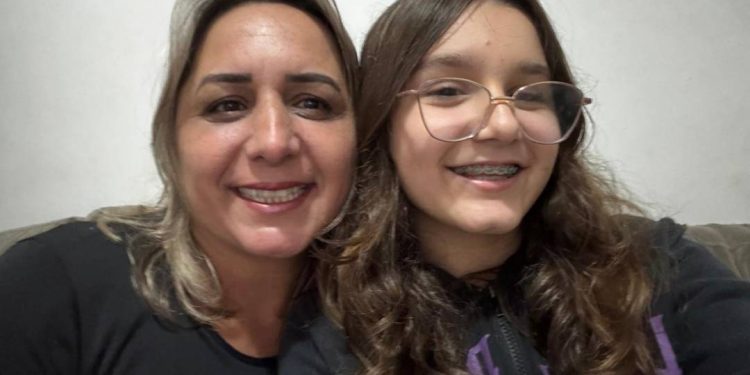 ‘quero-andar-com-os-dois-pes-no-chao’,-sonha-menina-de-11-anos-apos-cirurgia-inedita