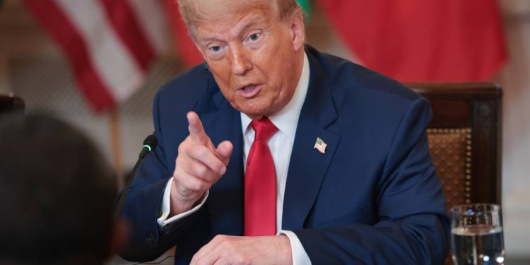 bolsas-comecam-semana-em-queda-com-tarifas-dos-eua-sobre-mexico-e-ue