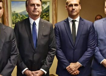 o-trapalhao-da-familia-bolsonaro-tem-nome