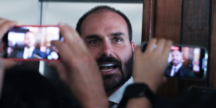 eduardo-bolsonaro-diz-que-nao-renuncia-ao-mandato