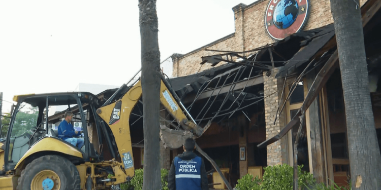 famoso-restaurante-e-demolido-na-barra-apos-anos-de-irregularidades