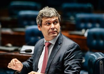 eduardo-bolsonaro-enterrou-projeto-da-anistia,-diz-lider-do-pt-na-camara