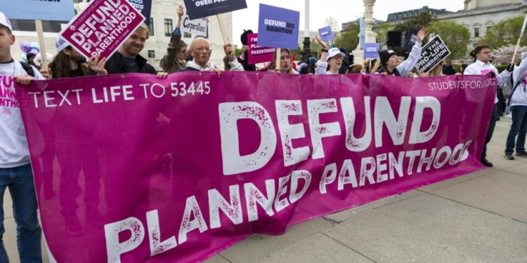 juiza-federal-impede-governo-trump-de-bloquear-recursos-da-planned-parenthood